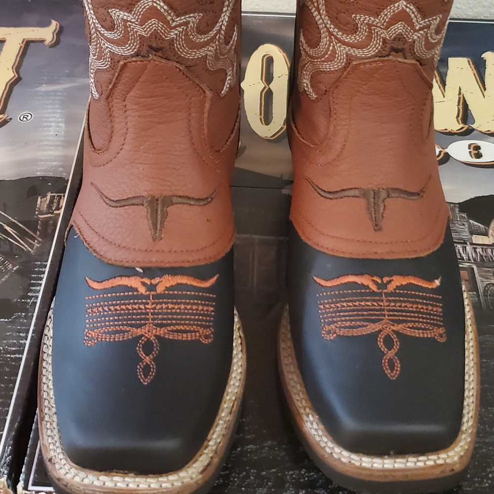 Boys NWB leather boots size 5-1/2 or women's 7.